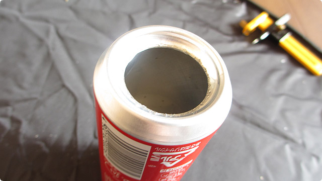 空き缶に穴を開ける方法