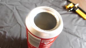 アルミ缶に穴を開ける