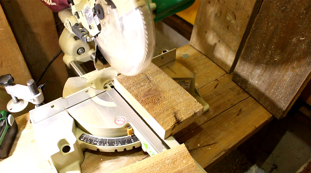 木材を直角に切断する電動工具「スライドマルノコ」