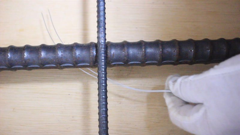 太い支柱に結束線を縛りつける方法（長さが足りない場合）-2