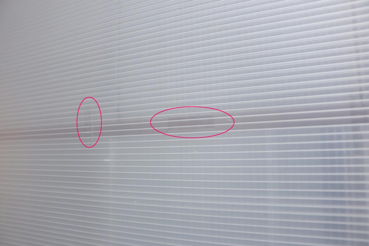 ガラスの引き戸(裏面)透けて見える両面テープの跡