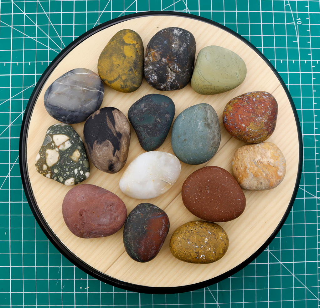 海岸で拾った色のついた石の仕上がり状態（#80）