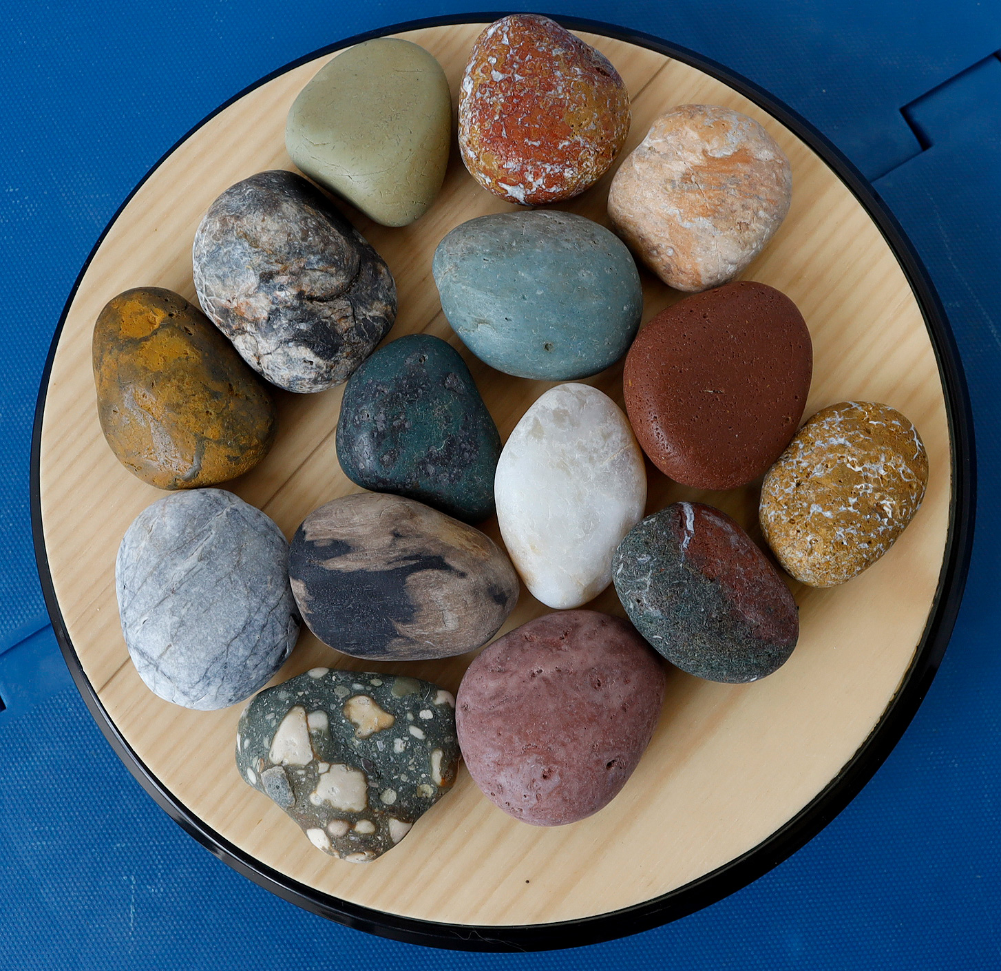 海岸で拾った色のついた石