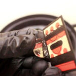 回転バレル研磨機（ピンクコンパウンドを添加して磨いた100円玉）